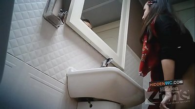 Dealbhan camara falaichte ann an seòmar fois nam boireannach (1)